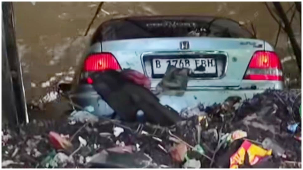 Kondisi mobil sedan yang nyemplung ke sungai di Jalan Jakarta Bogor.