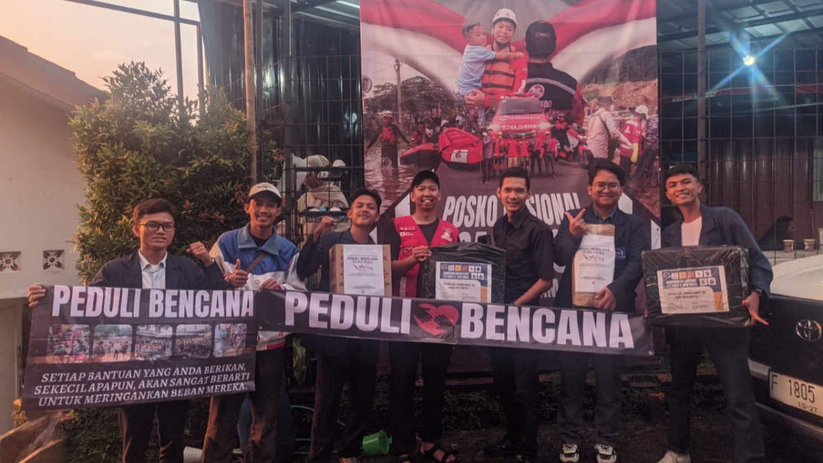 Para mahasiswa ITB Vinus Bogor menyalurkan bantuan melalui SalamAid.