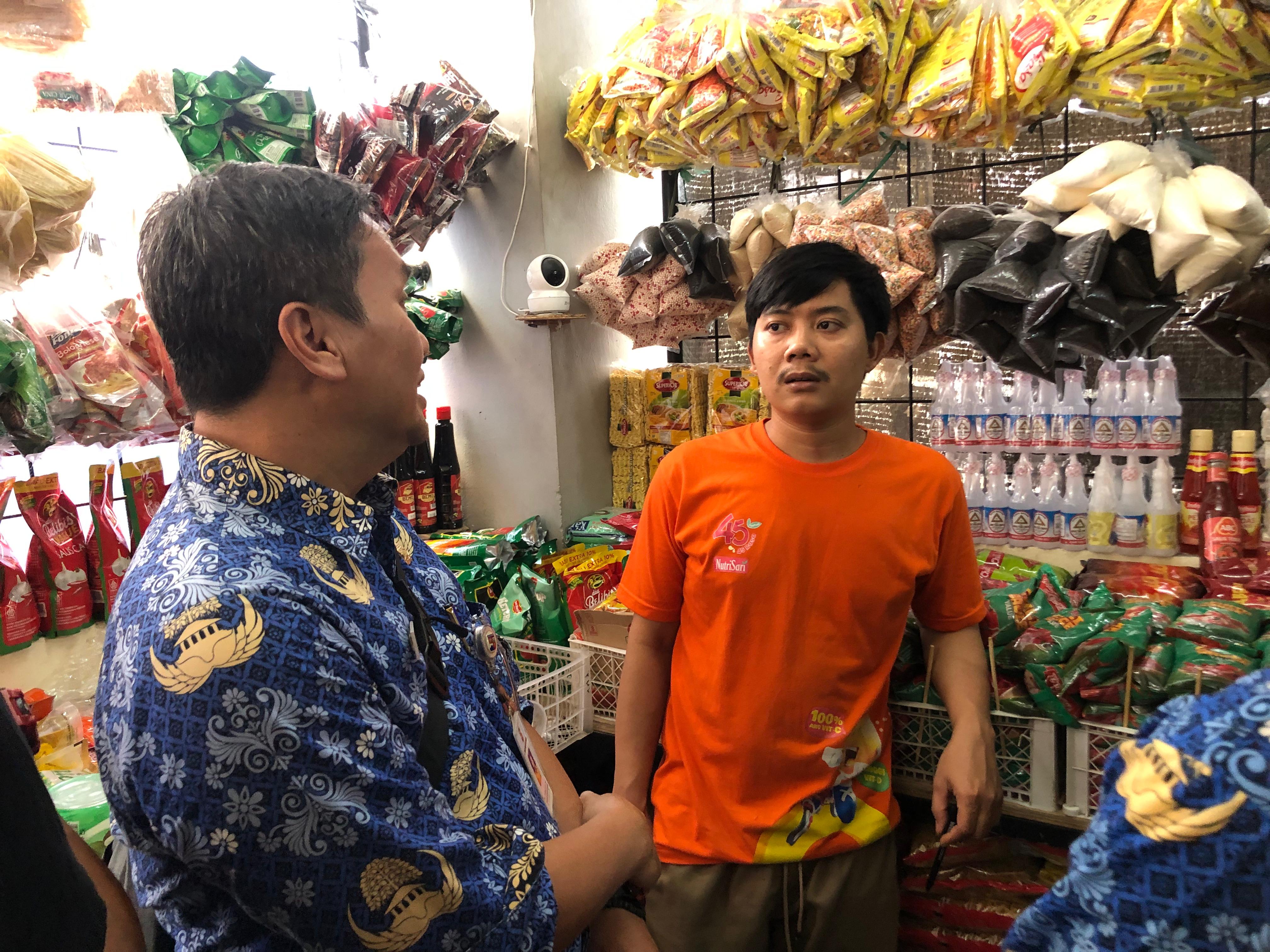 Petugas Dinas KUMKMDagin Kota Bogor saat melakukan sidak ke Pasar Jambu Dua, guna memastikan Produk Kulit Pangsit dan mie berbahaya tidak lagi beredar.