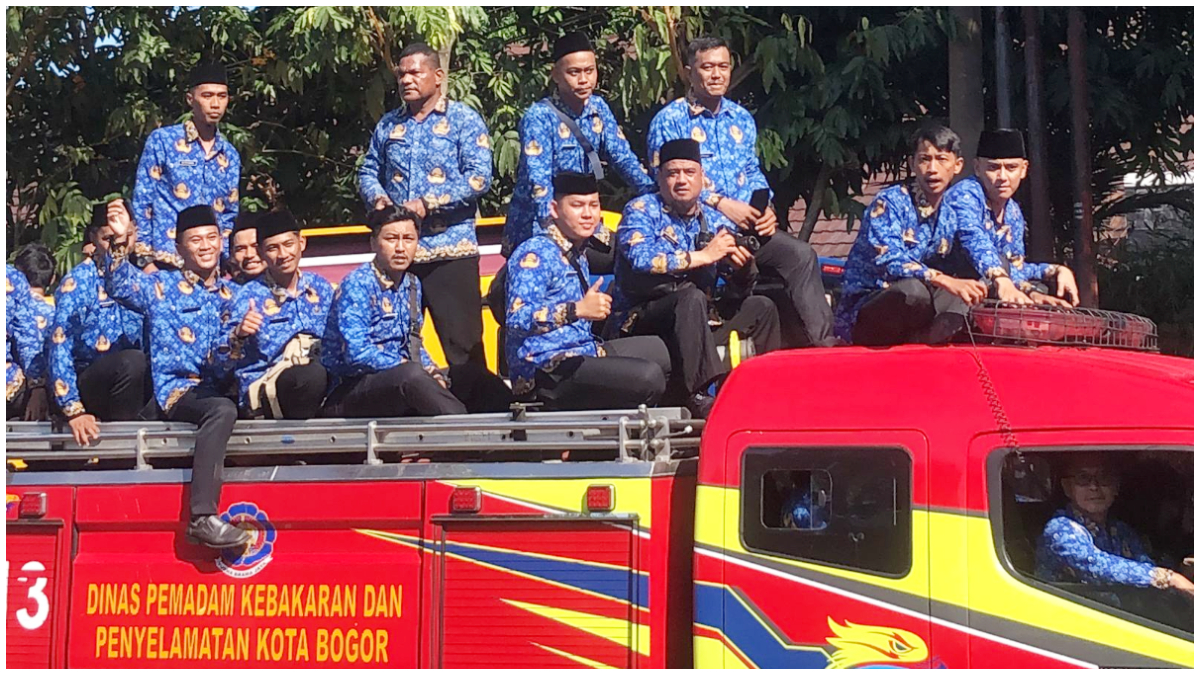 Selebrasi Personel Damkar Kota Bogor pasca menerima SK PPPK Paruh Waktu