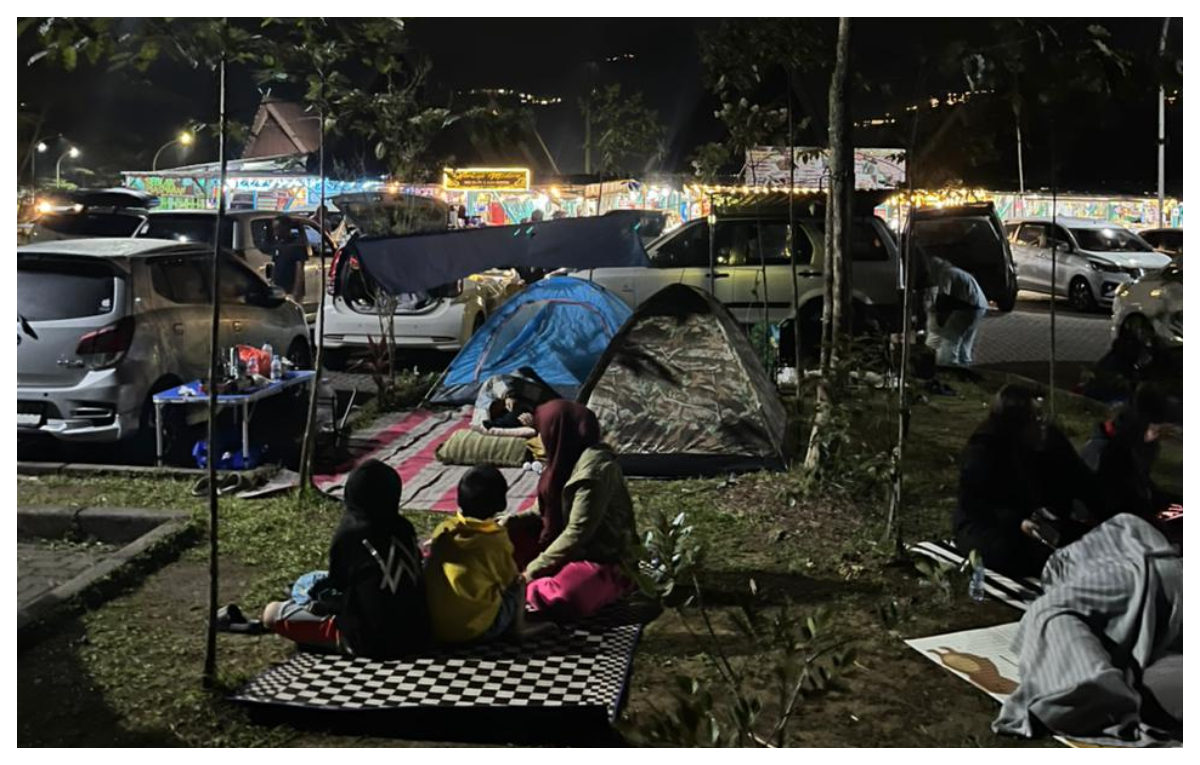 Pengunjung memasang tenda di kawasan Rest Area Gunung Mas, Puncak, Kabupaten Bogor, yang dikeluhkan pedagang.