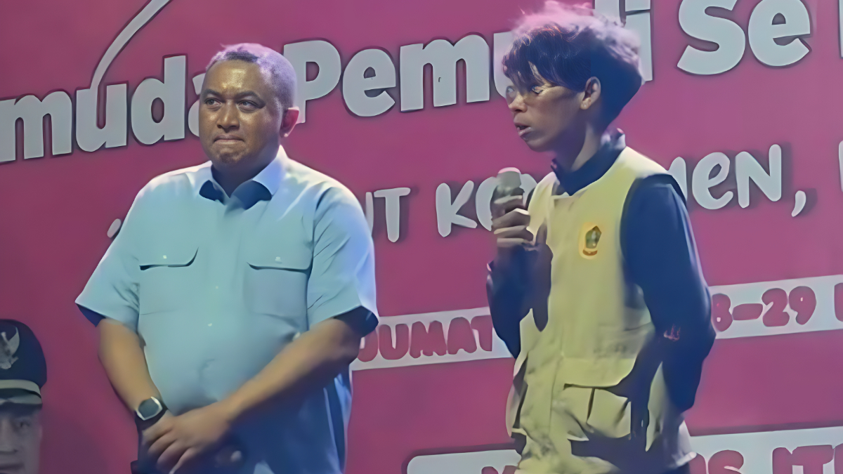 Salah satu mahasiswa ITB Vinus Bogor sekaligus penerima beasiswa Pemkab Bogor, Imran saat Curhat kepada Bupati Bogor Rudy Susmanto.