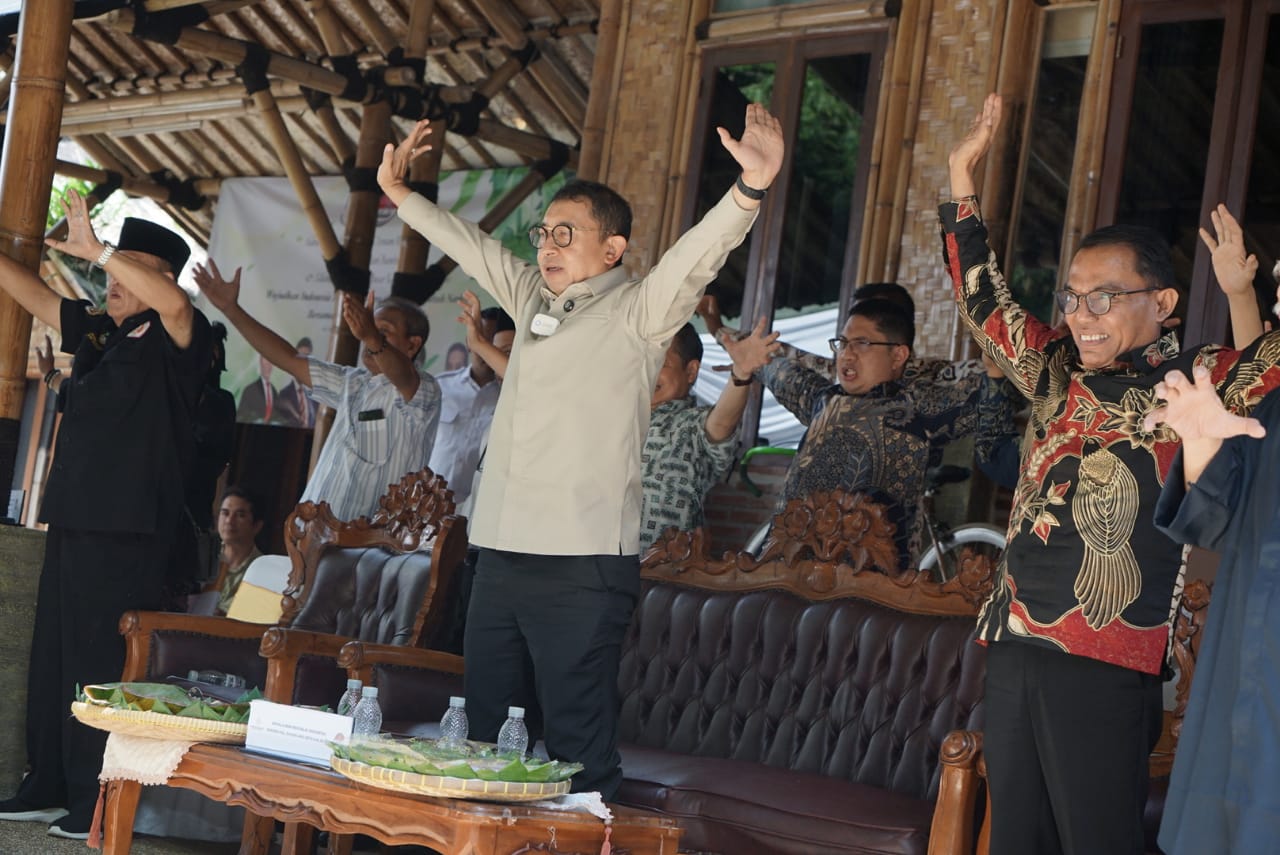 Menteri Kebudayaan Fadli Dzon mengikuti Senam Kebudayaan Indonesia, di Saung Bambu Aki Jatnika.