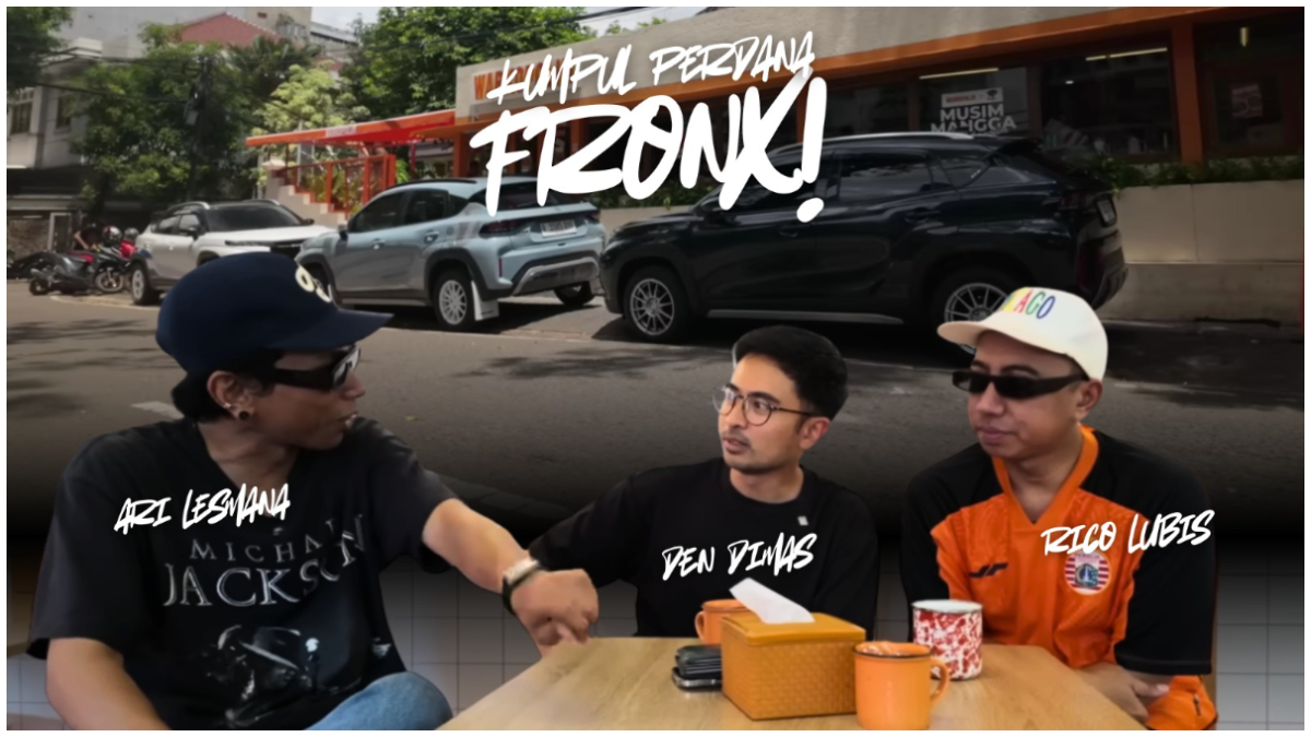 Youtuber Den Dimas bersama Vokalis Fourtwnty, Ari Lesmana mereview total sistem audio Suzuki Fronx.