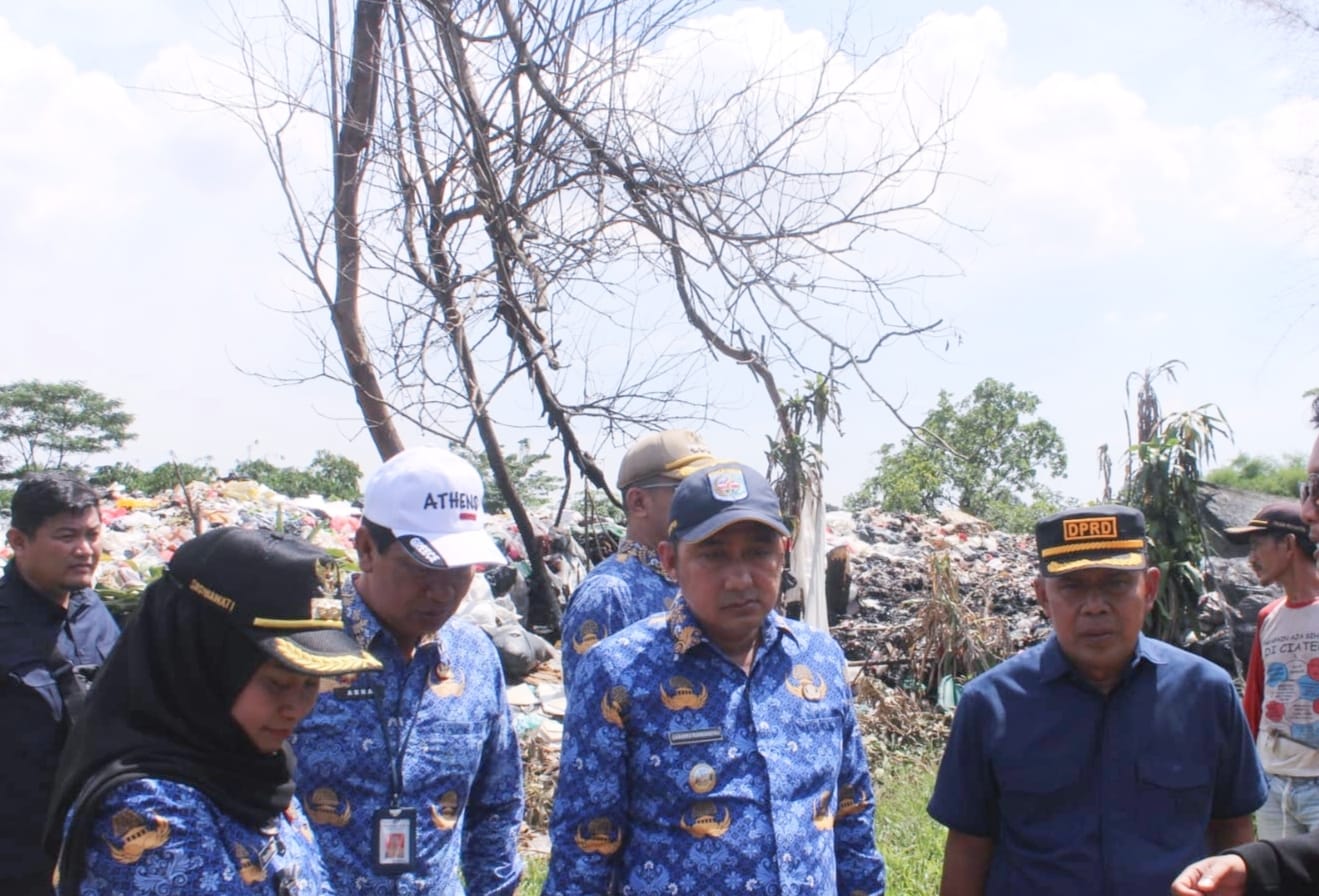 Kadis DLHK dan Wakil Walikota Depok, saat mendatangi TPS Liar di Kelurahan Cipayung Jaya, Kecamatan Cipayung.