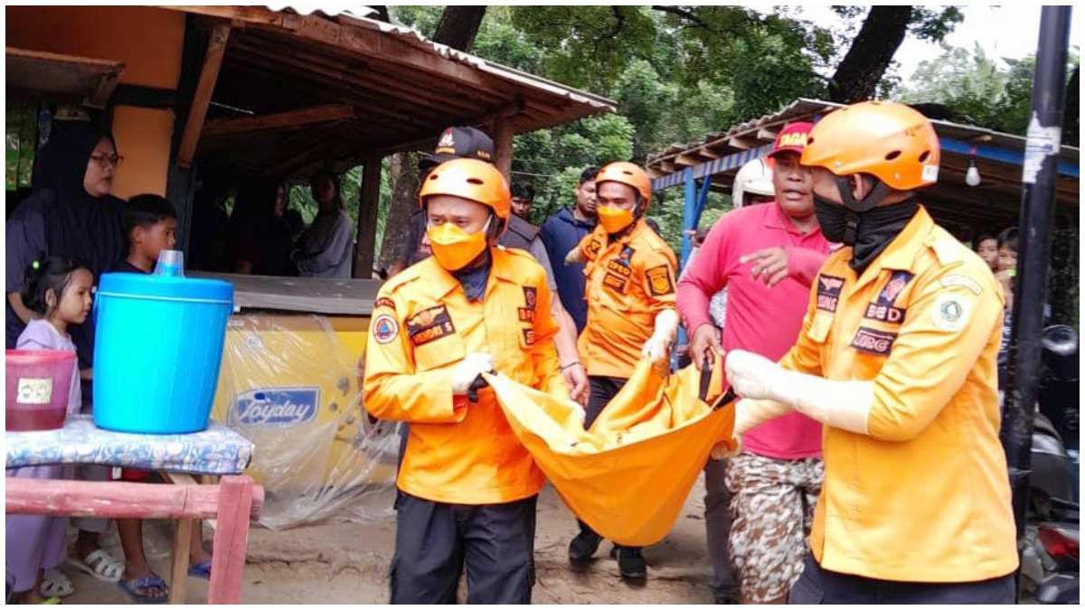 Petugas BPBD Kabupaten Bogor saat mengevakuasi korban tenggelam di Curug Dengdeng Klapanunggal