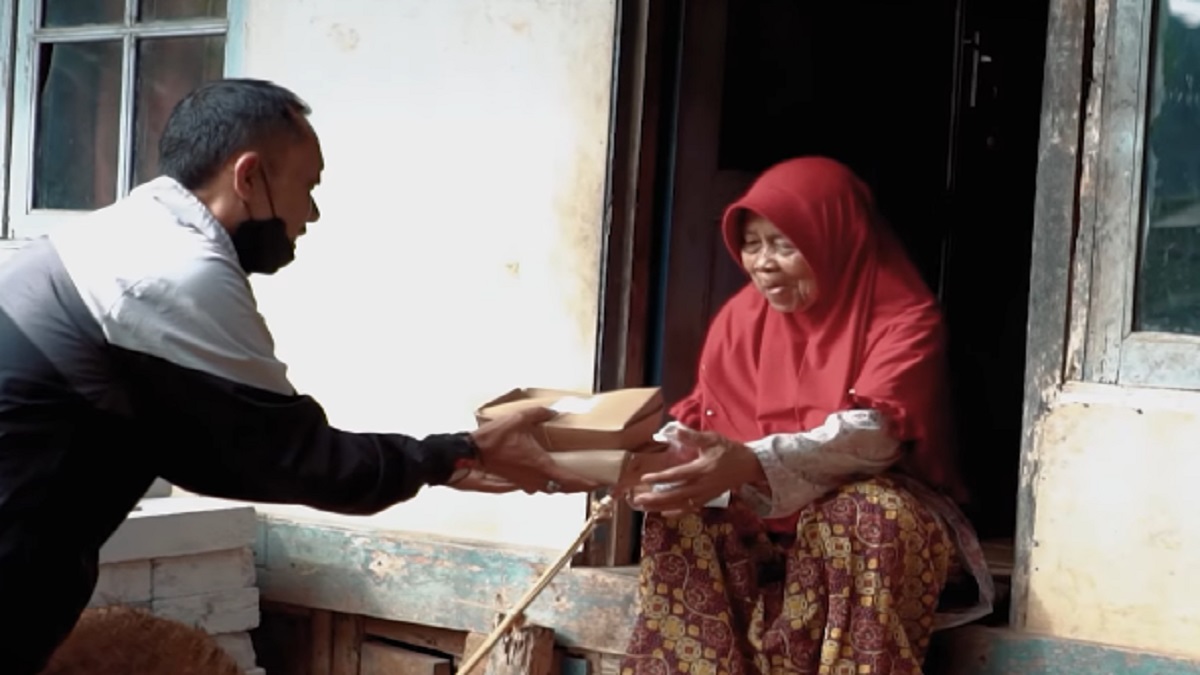 Ilustrasi: Penyaluran bantuan sosial (bansos) kepada para penerima manfaat atau KPM.