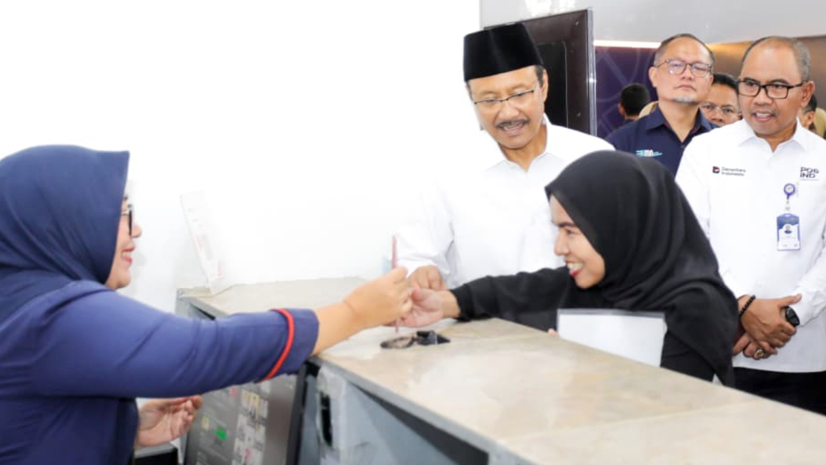 Menteri Sosial Saifullah Yusuf (Gus Ipul) saat memantau pencairan BLT Kesra.