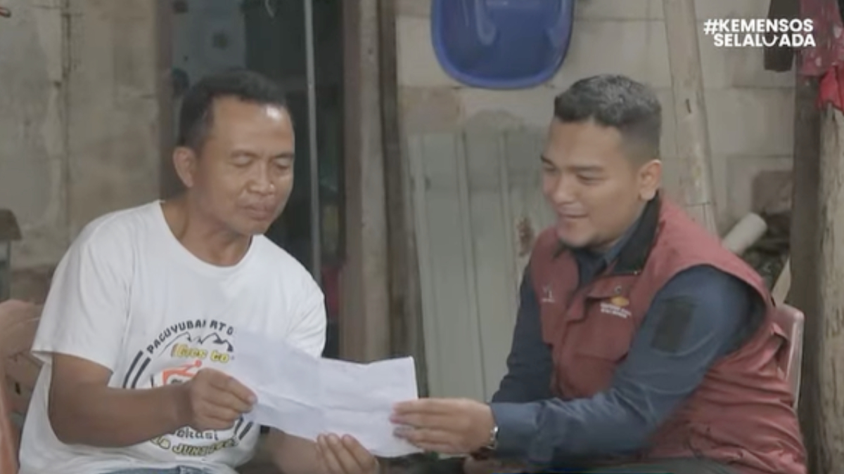 Ilustrasi: Petugas pendamping sosial saat melakukan turun langsung ke masyarakat penerima bantuan sosial (bansos).