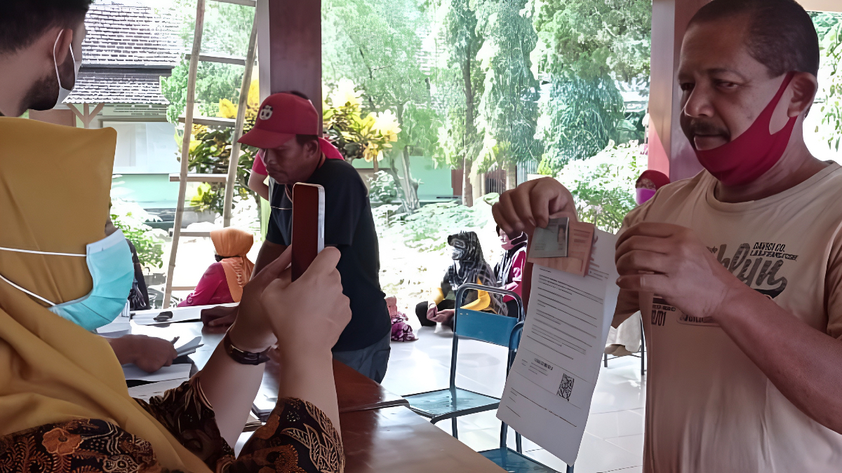 Ilustrasi: Penyaluran&nbsp;bantuan sosial (bansos) kepada KPM.