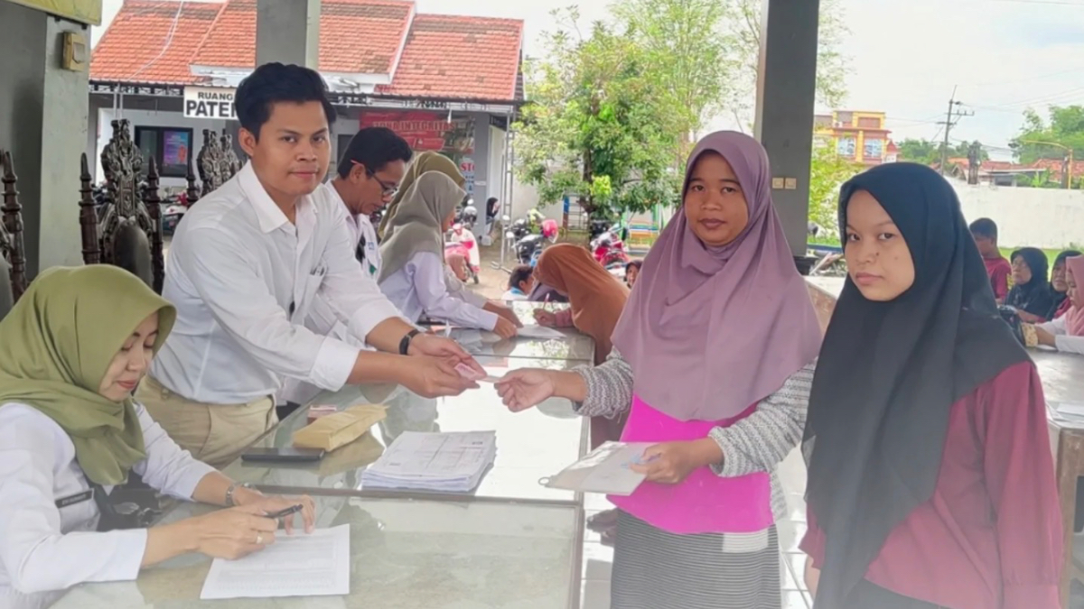 Ilustrasi: Penyaluran&nbsp;bantuan sosial (bansos) kepada KPM.&nbsp;