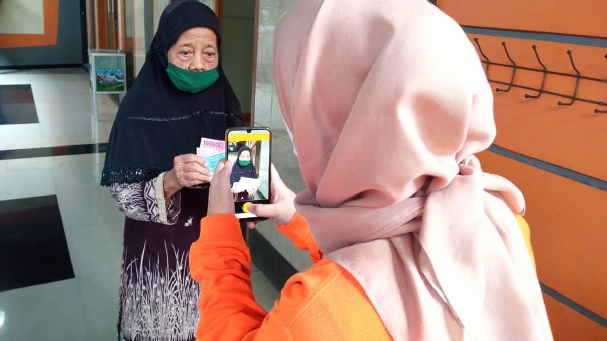 Ilustrasi: Penyaluran bantuan sosial (bansos) kepada para penerima manfaat atau KPM.