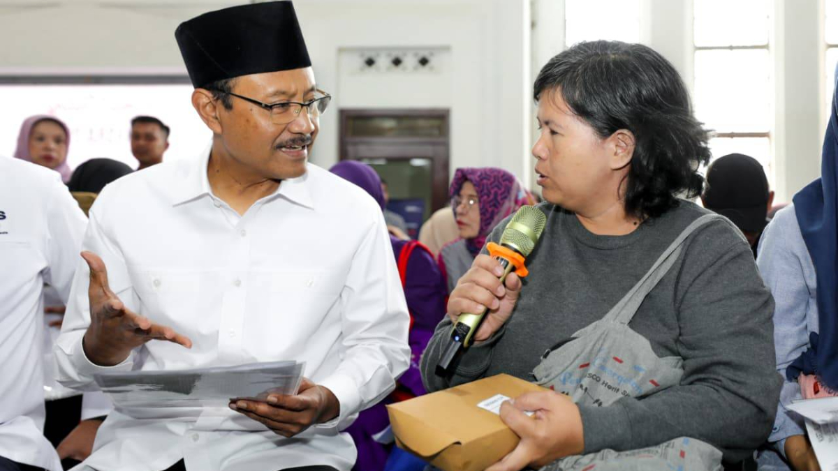 Menteri Sosial Saifullah Yusuf (Gus Ipul) meninjau proses penyaluran&nbsp;Bantuan&nbsp;Langsung Tunai Sementara (BLTS) di Kantor PT Pos Indonesia Bandung, Jalan Asia-Afrika, beberapa waktu lalu.&nbsp;