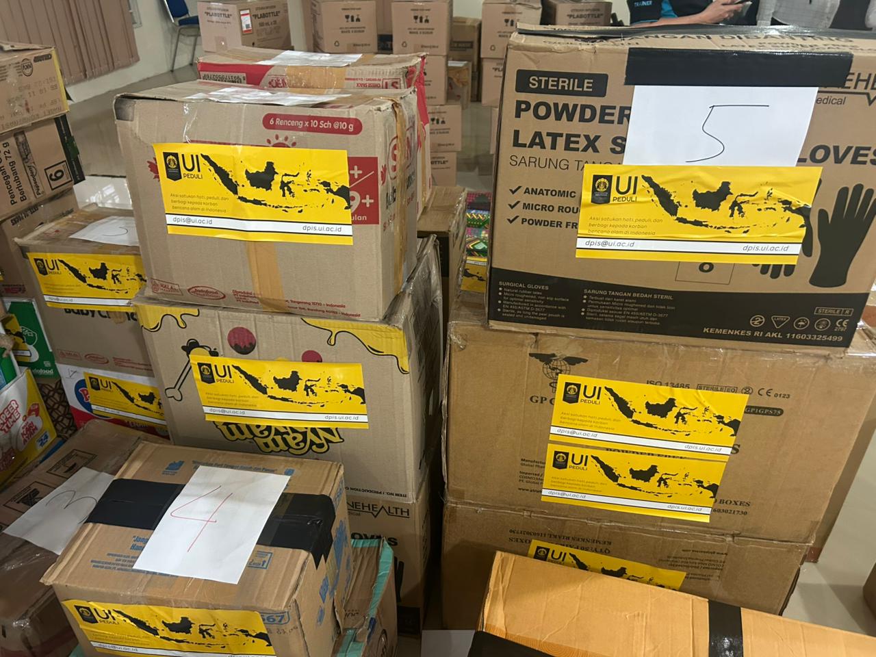 Paket bantuan dari UI untuk korban bencana alam di Semeru dan Sumatera.
