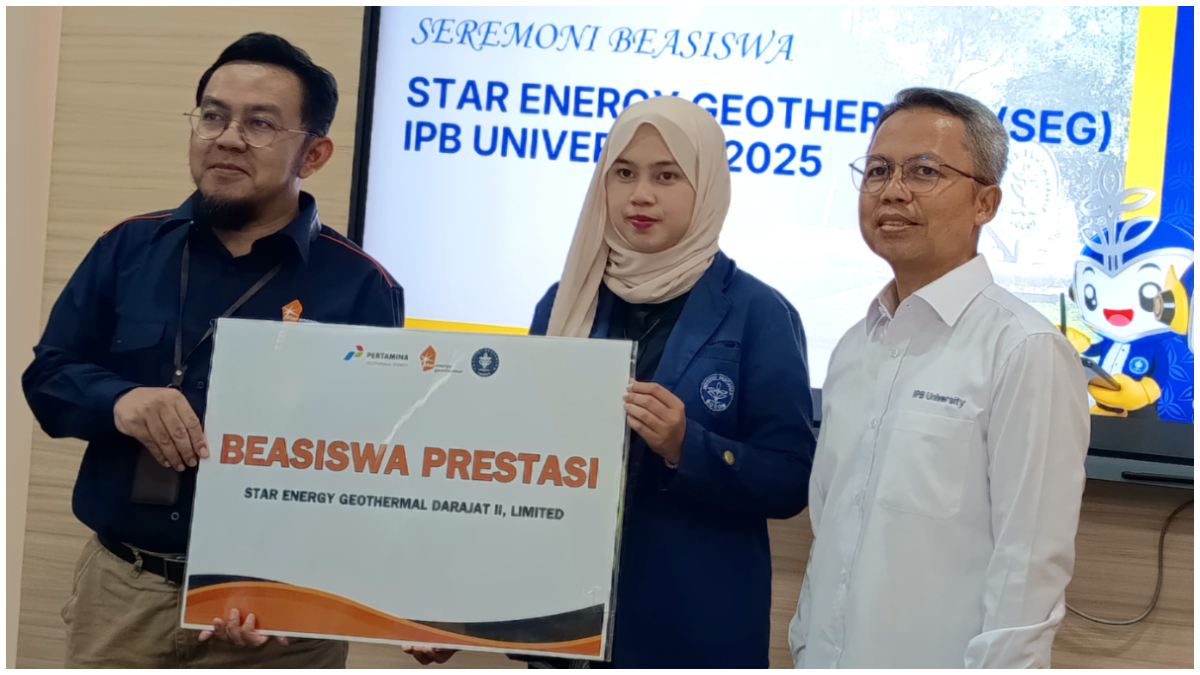 Penyerahan beasiswa pendidikan pada mahasiswa berprestasi dari SEG.