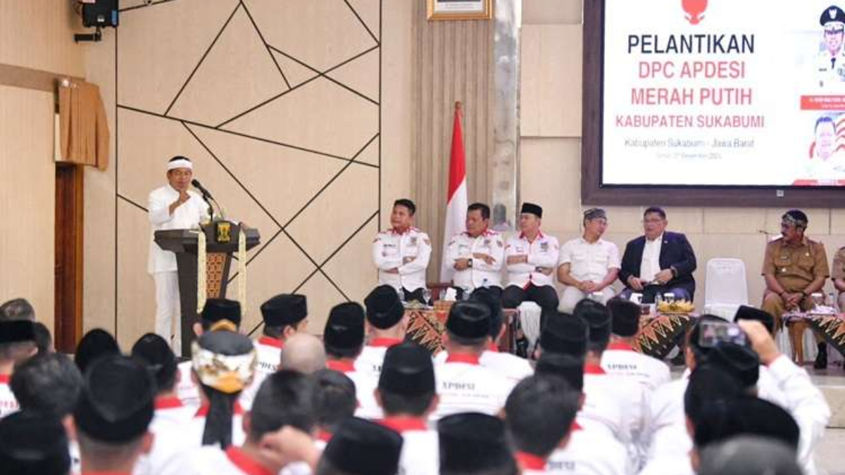 Gubernur Jawa Barat Dedi Mulyadi saat melantik DPC APDESI Kabupaten Sukabumi di Aula Setda Kabupaten Sukabumi, Senin (1/12/2025)