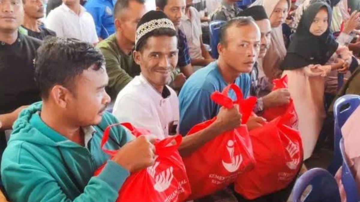 Ilustrasi penyaluran bansos tambahan Desember tahun 2025.