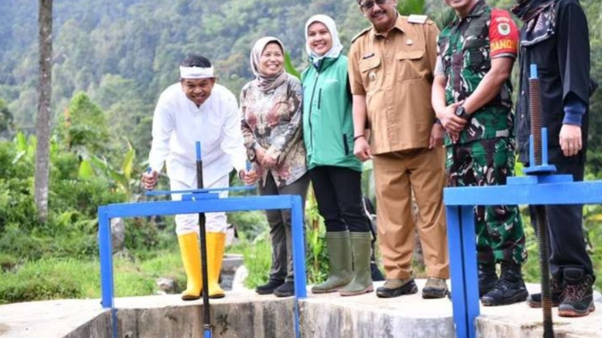 Gubernur Jawa Barat Dedi Mulyadi saat meresmikan revitalisasi PLTMH.