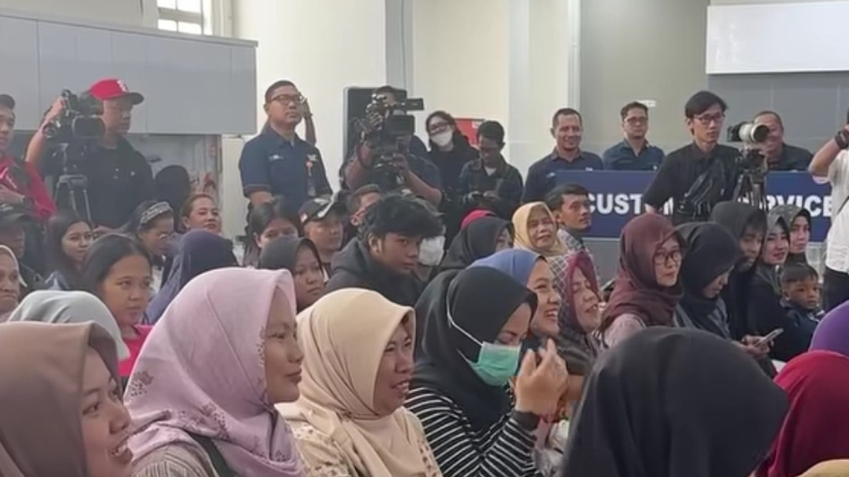 Ilustrasi antrean pengambilan dana bansos