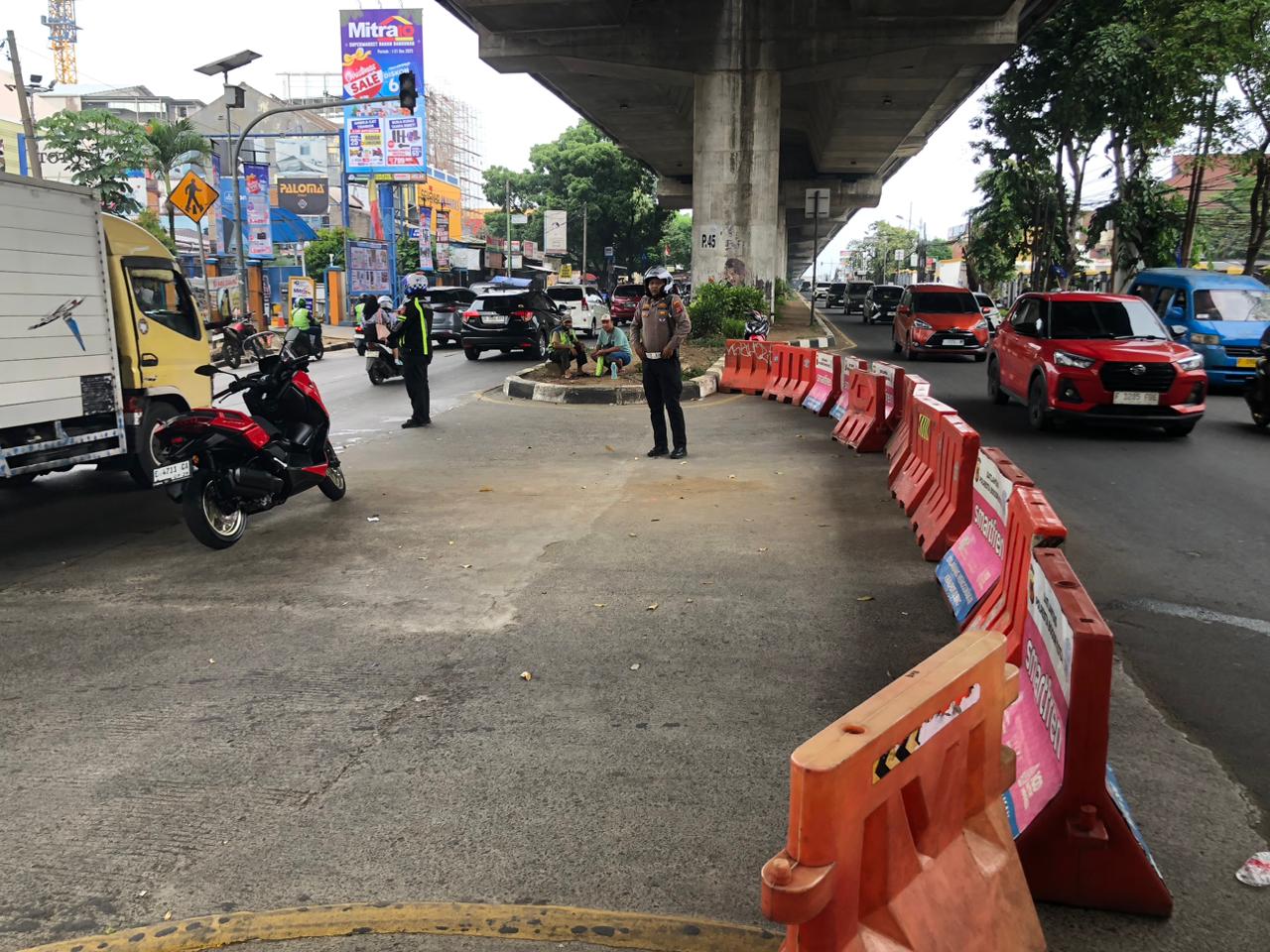 Kondisi terkini akses U Turn di Jalan Sholeh Iskandar, Kota Bogor, yang akhirnya ditutup petugas menggunakan water barrier.