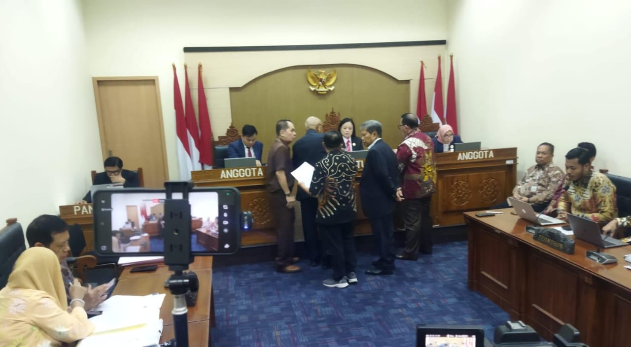 Sidang sengketa informasi terkait permohonan dokumen akademik Presiden Joko Widodo di Gedung Kantor Komisi Informasi (KIP), Jakarta Pusat, Selasa 2 Desember 2025.