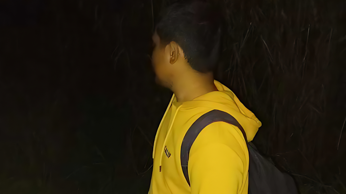 GELAP : Nanda Mardika Putra&nbsp;saat&nbsp;berjalan kaki 12 jam tanpa henti pasca banjir dan longsor di Aceh.