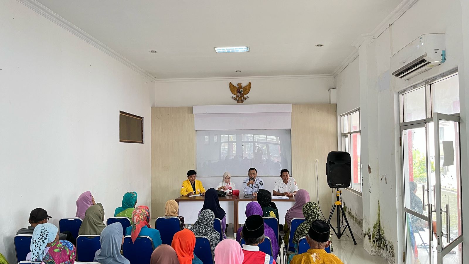 Ilustrasi pembangian bansos BLT Kesra untuk KPM.