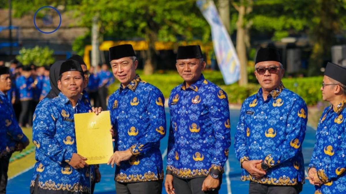 Wali kota Bogor Dedie A Rachim secara simbolis menyerahkan surat pengangkatan PPPK Paruh waktu di Lapangan Sempur, Kota Bogor, Senin, 1 Desember 2025.