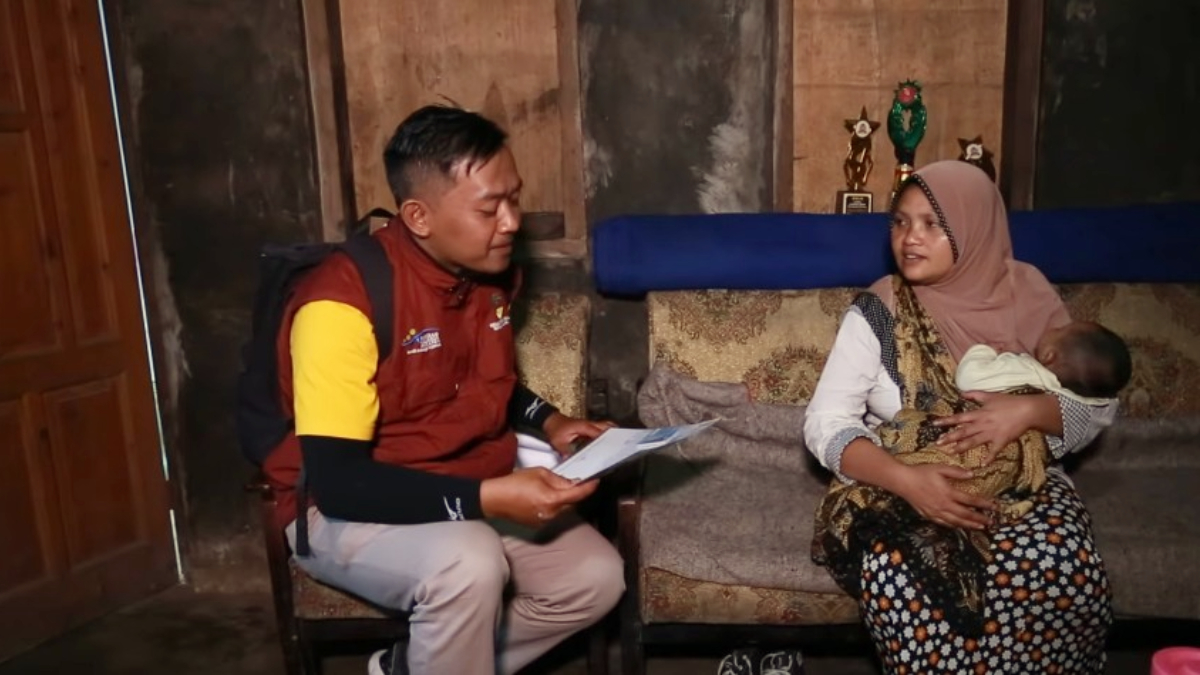 Petugas sedang mendata penerima Bansos agar tepat sasaran.