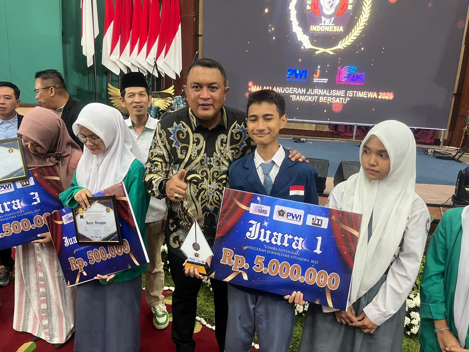 Bupati Bogor, Rudy Susmanto saat menghadiri Malam Anugerah Jurnalisme Istimewa 2022 di Gedung Tegar Beriman, Cibinong, Senin 1 Desember 2025 malam.