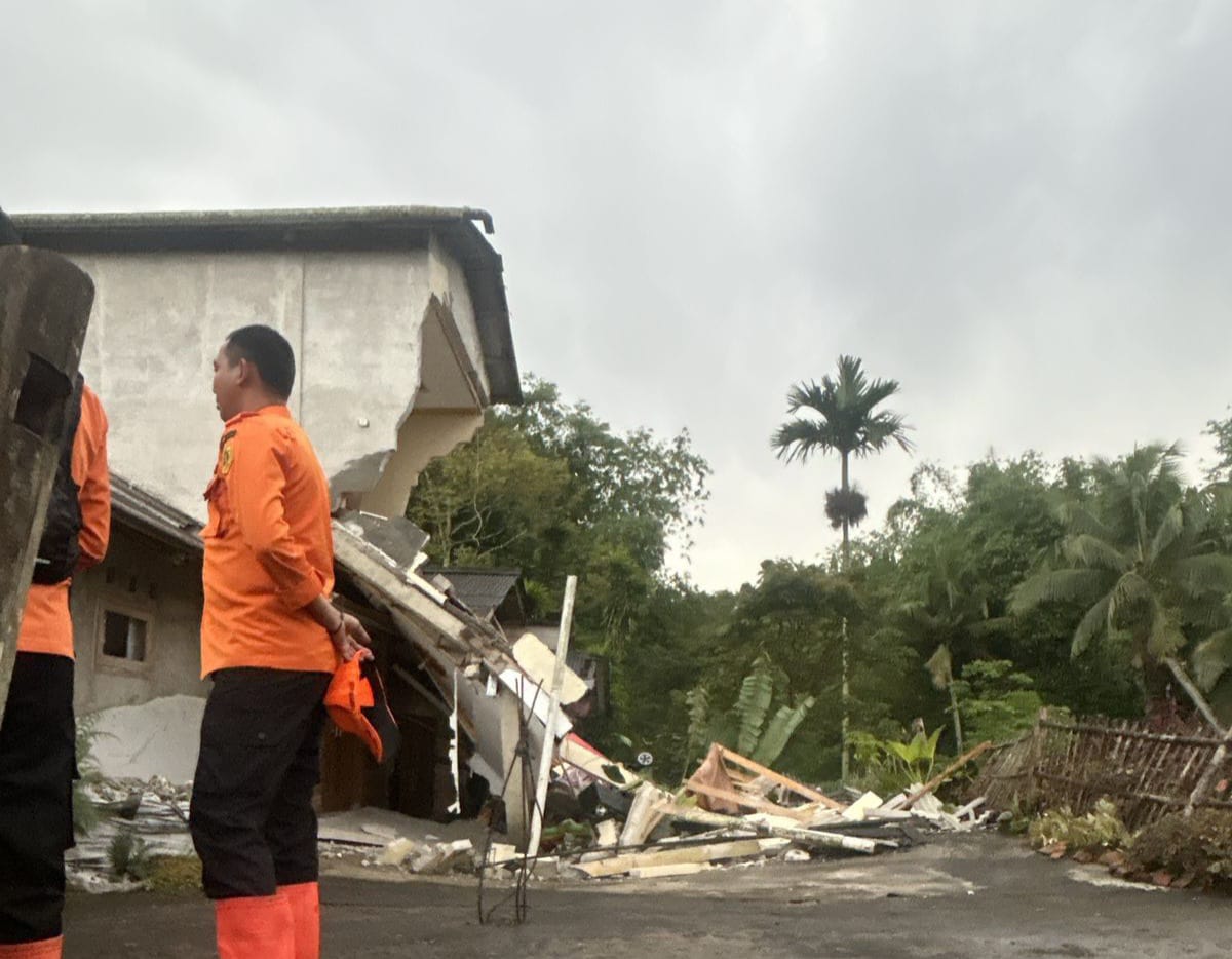 Rumah lantai dua lantai di Kampung Situ, Desa Sukaresmi, Kecamatan Megamendung, Kabupaten Bogor, ambruk akibat pergeseran tanah.