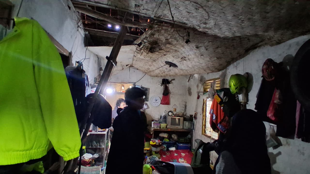 Kondisi rumah warga disabilitas yang nyaris roboh dan belum mendapatkan bantuan perbaikan di Kampung Kedung Umpal, Karadenan, Kecamatan Cibinong, Kabupaten Bogor, Selasa 2 Desember 2025.