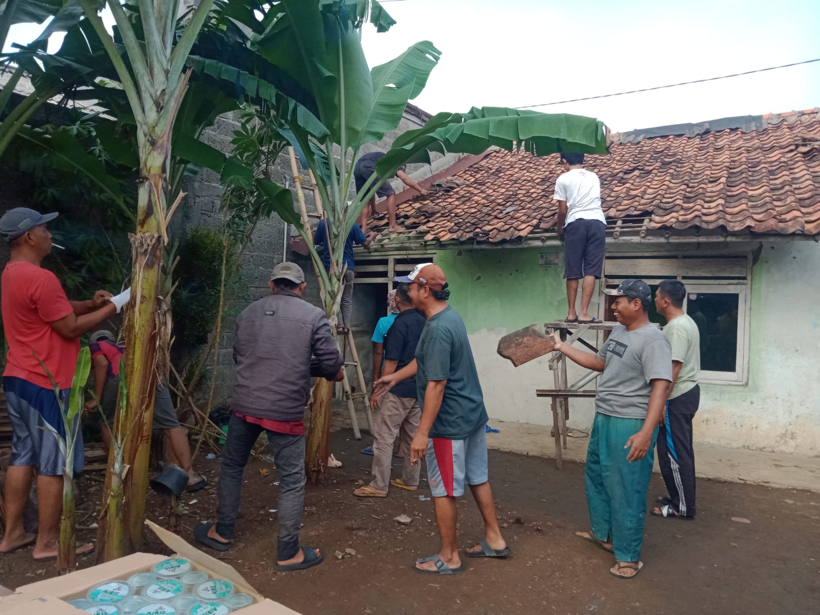 Warga sekitar turut membantu memperbaiki rumah Naman, warga Kelurahan Pabuaran, Kecamatan Cibinong, Kabupaten Bogor, Selasa 2 Desember 2025.