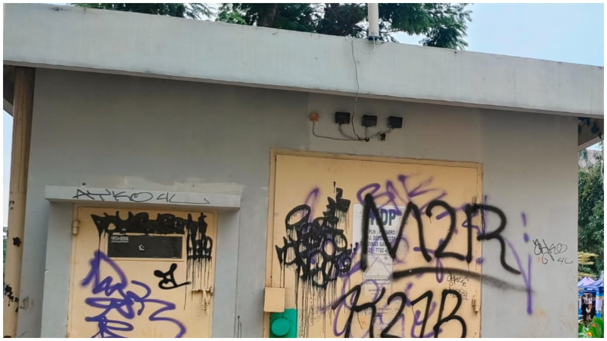 Coretan vandalisme di kawasan Balaikota Depok.