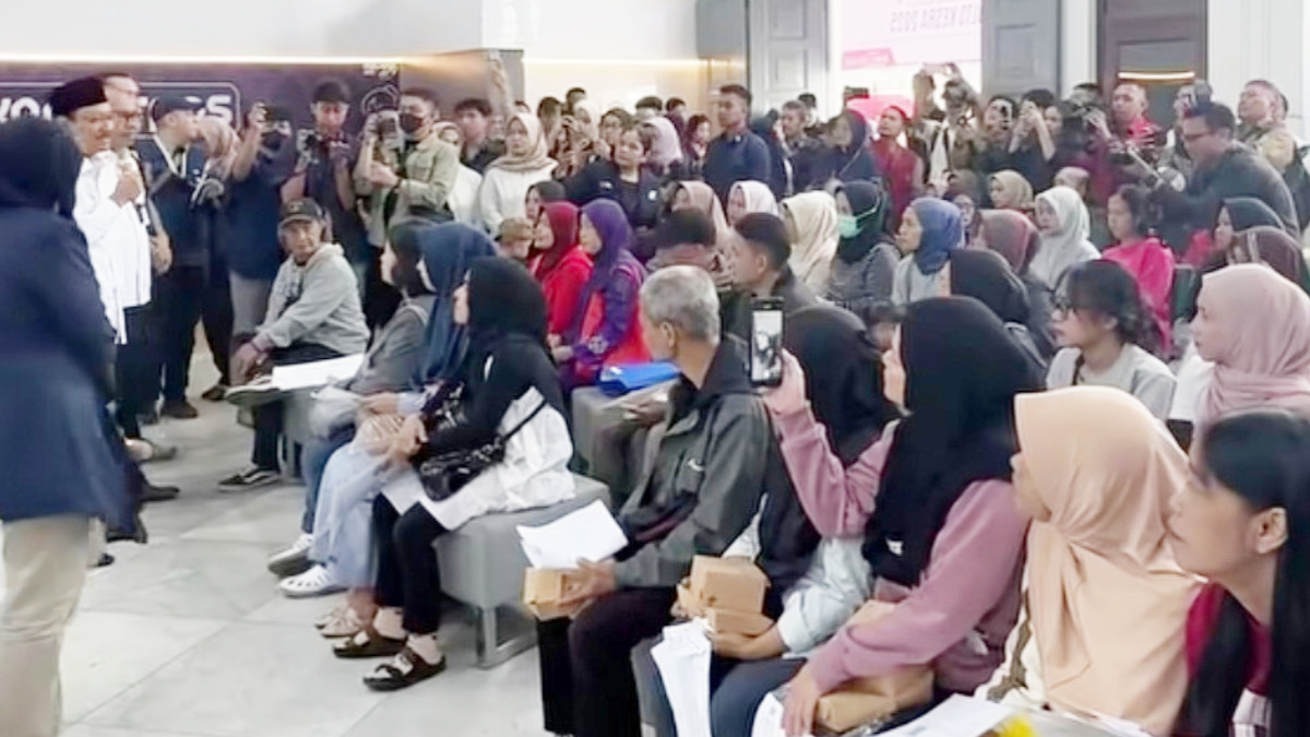 Ilustrasi: Penyaluran bantuan sosial (bansos) kepada&nbsp;penerima manfaat.