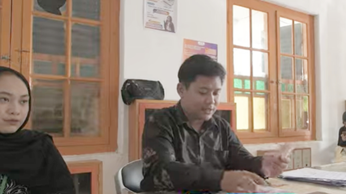 Ilustrasi: Penyaluran bantuan sosial (bansos) kepada para penerima manfaat atau KPM.
