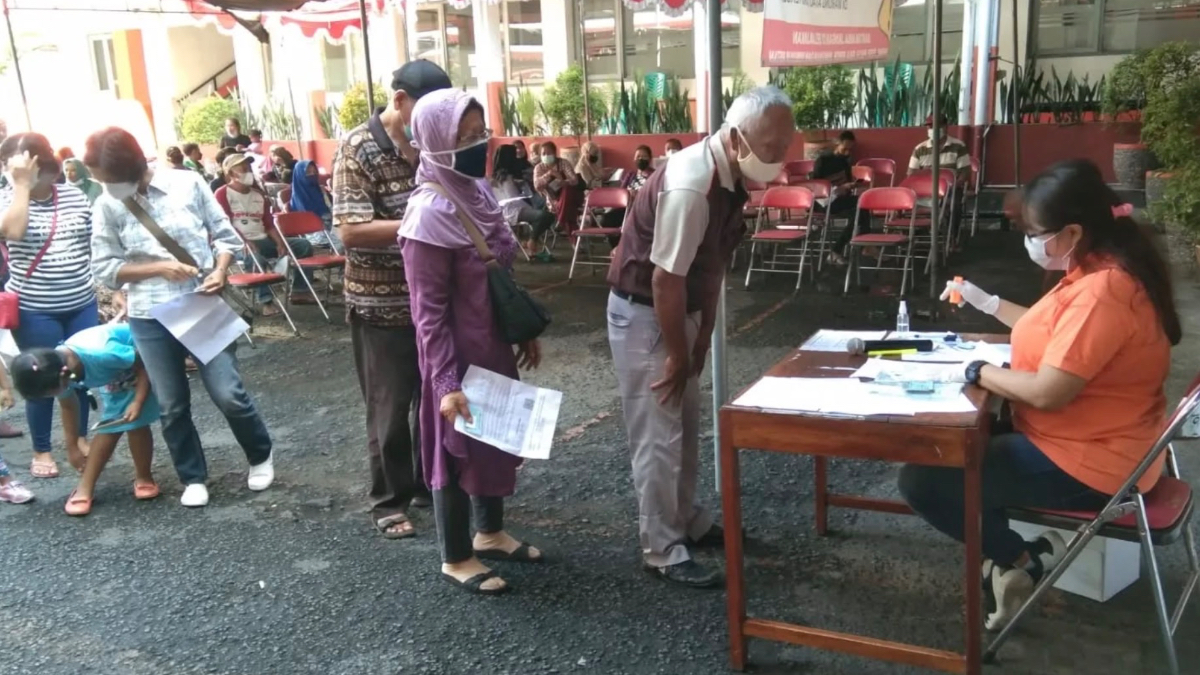 Ilustrasi: Penyaluran bantuan sosial (bansos) kepada masyarakat penerima manfaat.