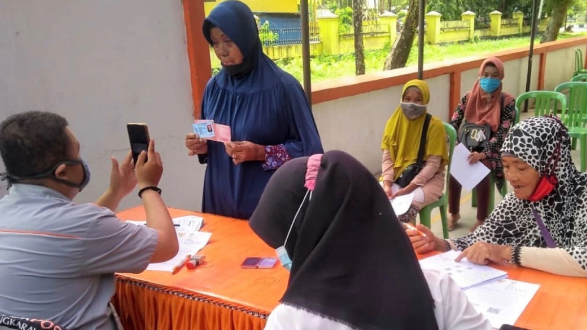 Ilustrasi: Penyaluran bantuan sosial (bansos) kepada masyarakat penerima manfaat.&nbsp;