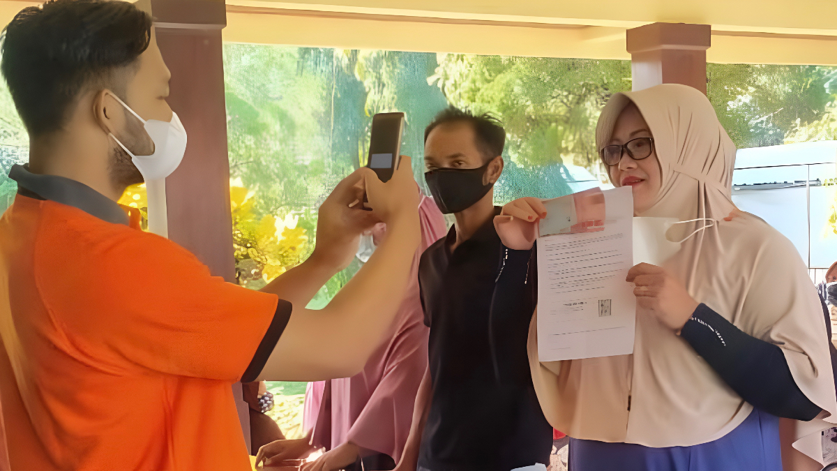 Ilustrasi: Penyaluran bantuan sosial (bansos) kepada masyarakat penerima manfaat.&nbsp;