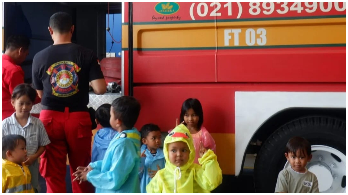 Aktivitas edukasi Pemadam Cilik di Cikarang.