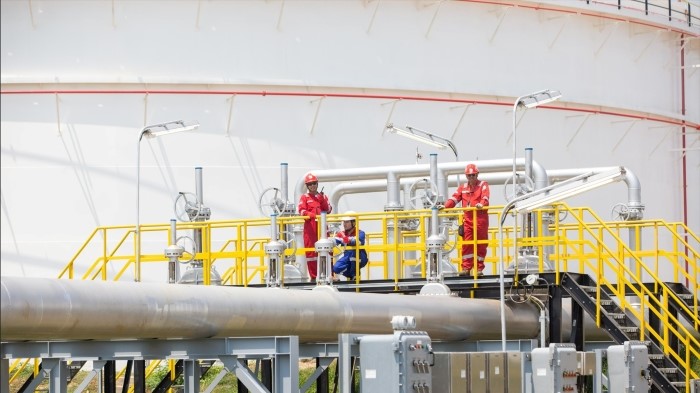 Petugas Kilang Pertamina Internasional, saat menjalankan tugasnya menjaga pasokan BBM agar tetap normal.