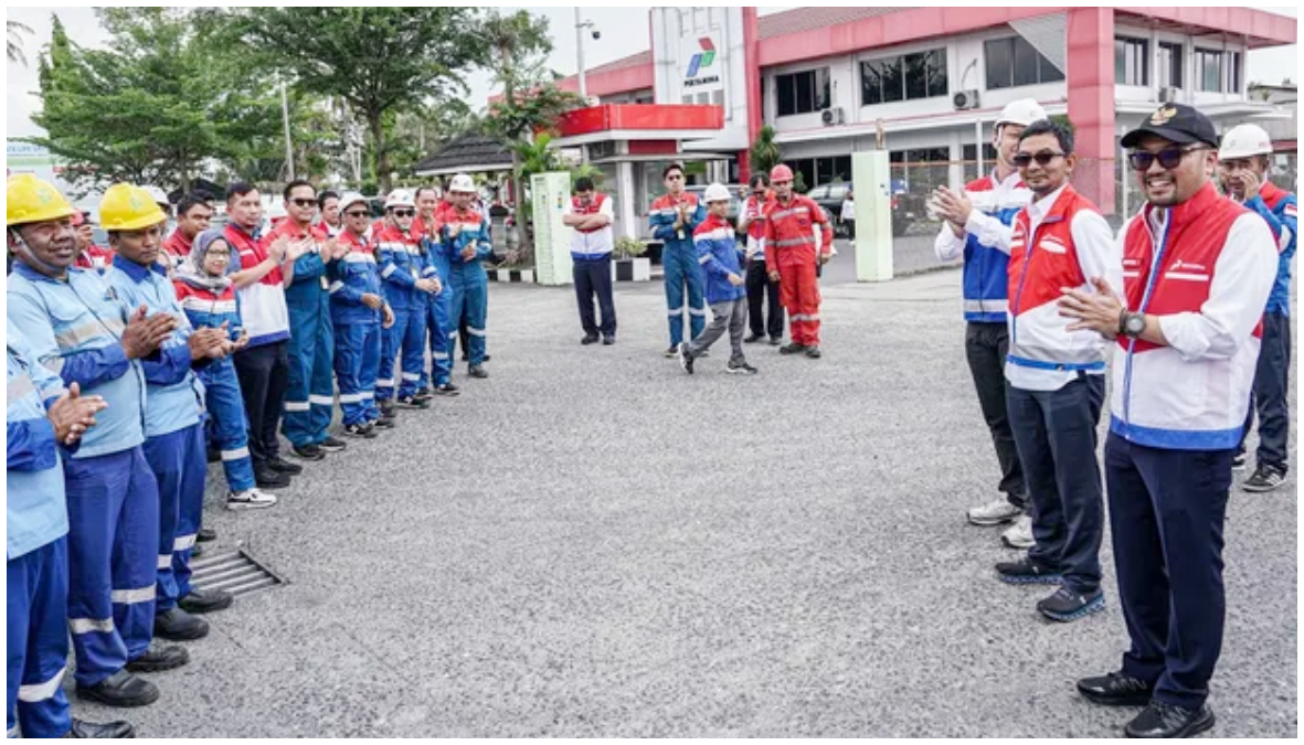 Pertamina mengerahkan&nbsp;Awak Mobil Tangki (AMT) tambahan salurkan BBM ke Sumatera dan Aceh.