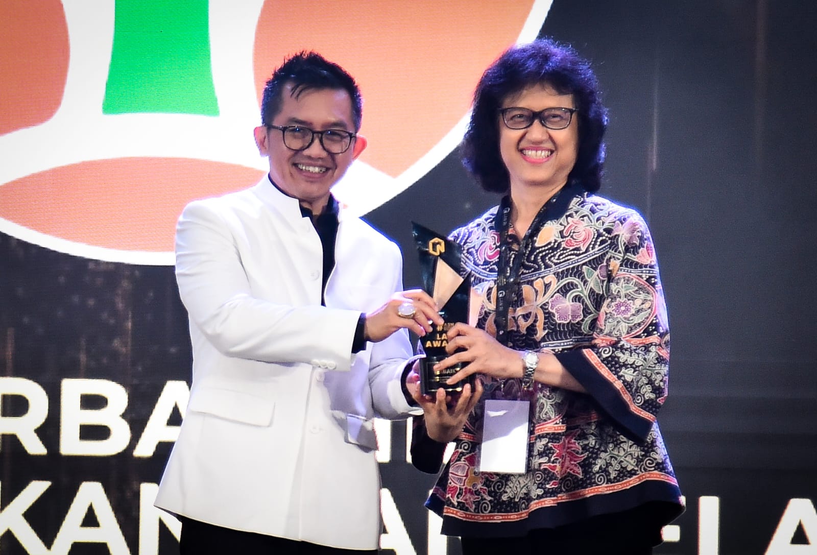 Kepala  BP2SDM, drh. Indra Exploitasia Semiawan (kanan) menerima penghargaan.