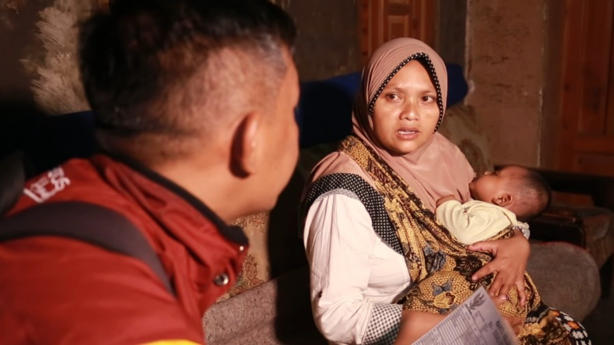 Dengan teliti petugas memeriksa kelengkapan data penerima Bansos.
