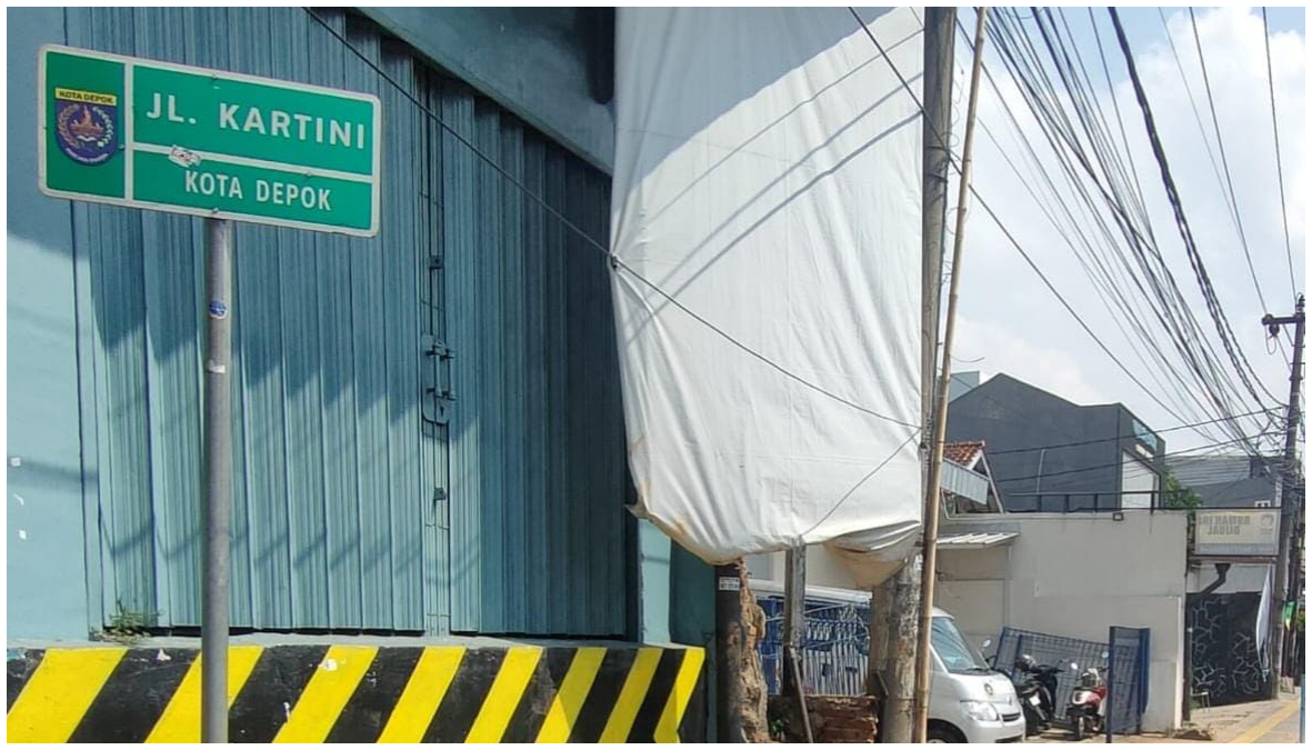 Ruas Jalan Kartini Kota Depok yang terdapat galian kabel.