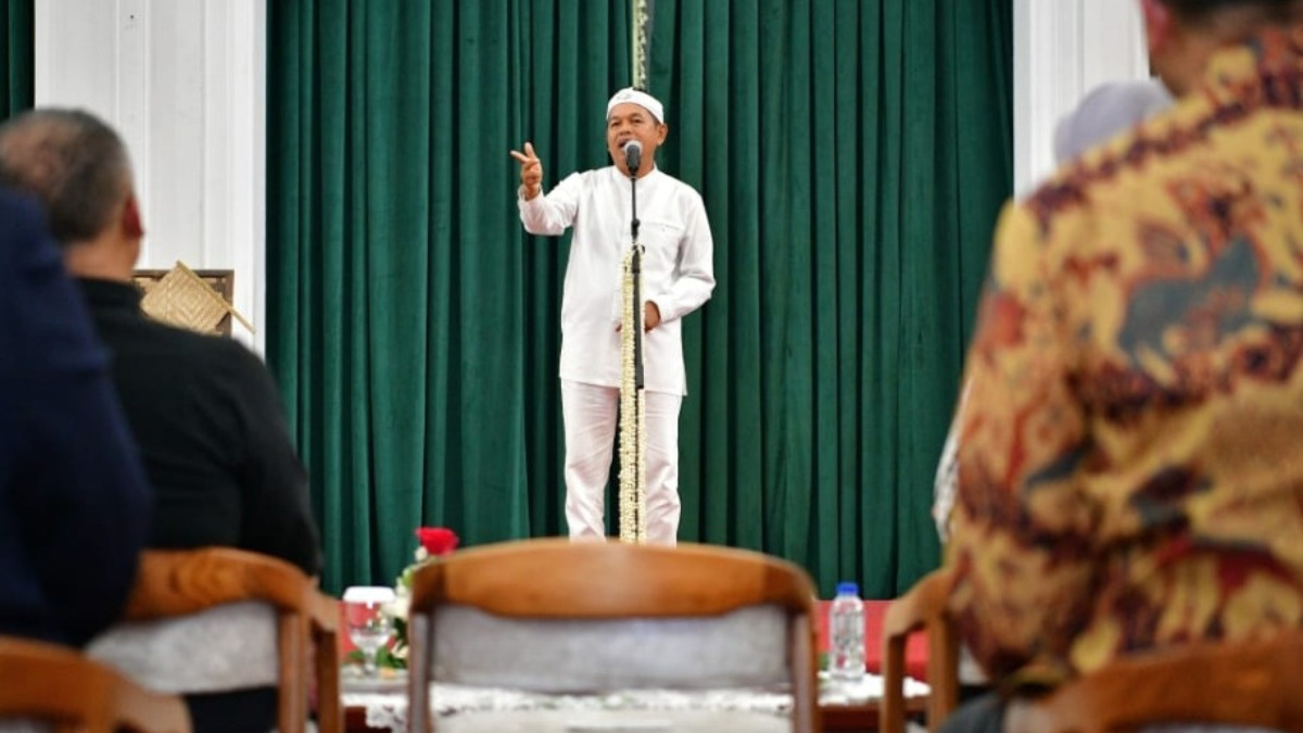 Gubernur Jawa Barat Dedi Mulyadi&nbsp;saat hadir pada sebuah acara.
