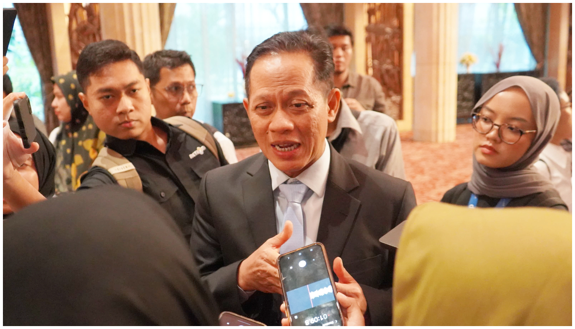 Menteri LH&nbsp;Hanif usai menghadiri Komunikasi Hasil COP30 UNFCCC di Hotel Indonesia Kempinski, Jakarta Selasa 2 Desember 2025.
