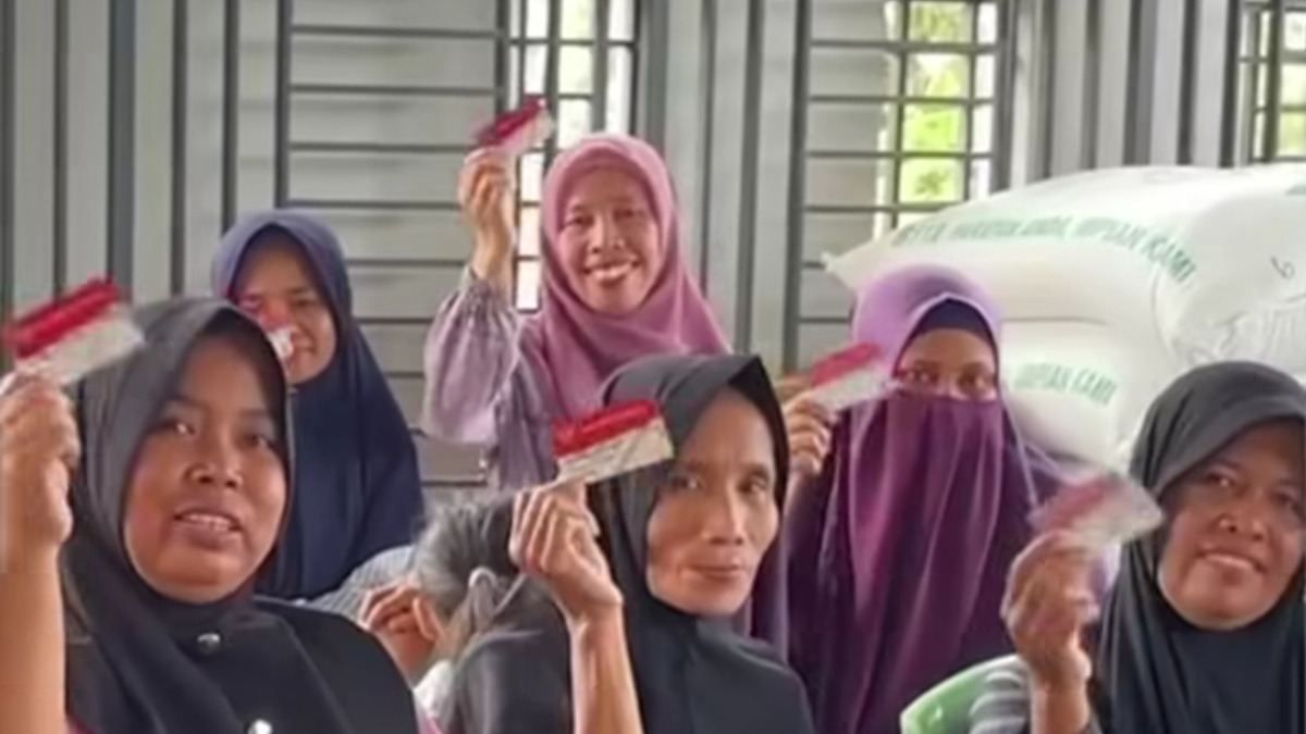 Ilustrasi KPM mengambil dana bansos
