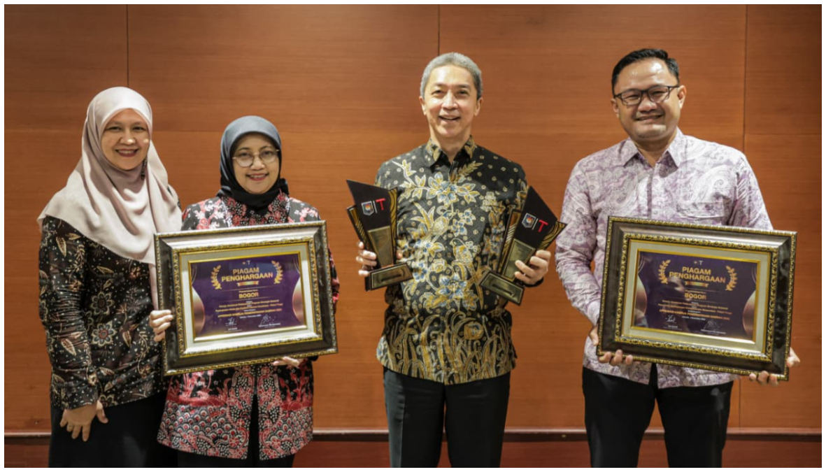Wali Kota Bogor, Dedie Rachim, menerima langsung dua Piagam Penghargaan dalam acara di Hotel Borobudur, Jakarta, Senin 1 Desember 2025.