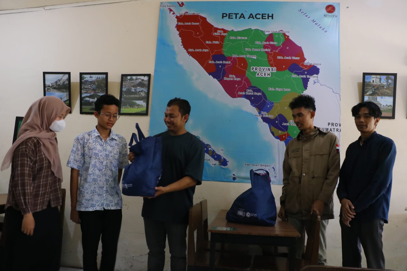 Kepedulian pemilik warung Mie Aceh Semeru pada mahasiswa yang tempat tinggalnya terdampak bencana di Sumatera.